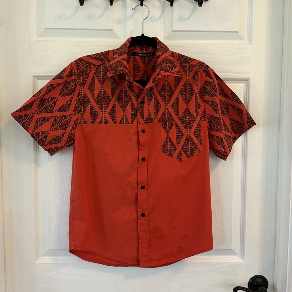 Manaola Men’s button down shirt. Size XS. Orange & Black